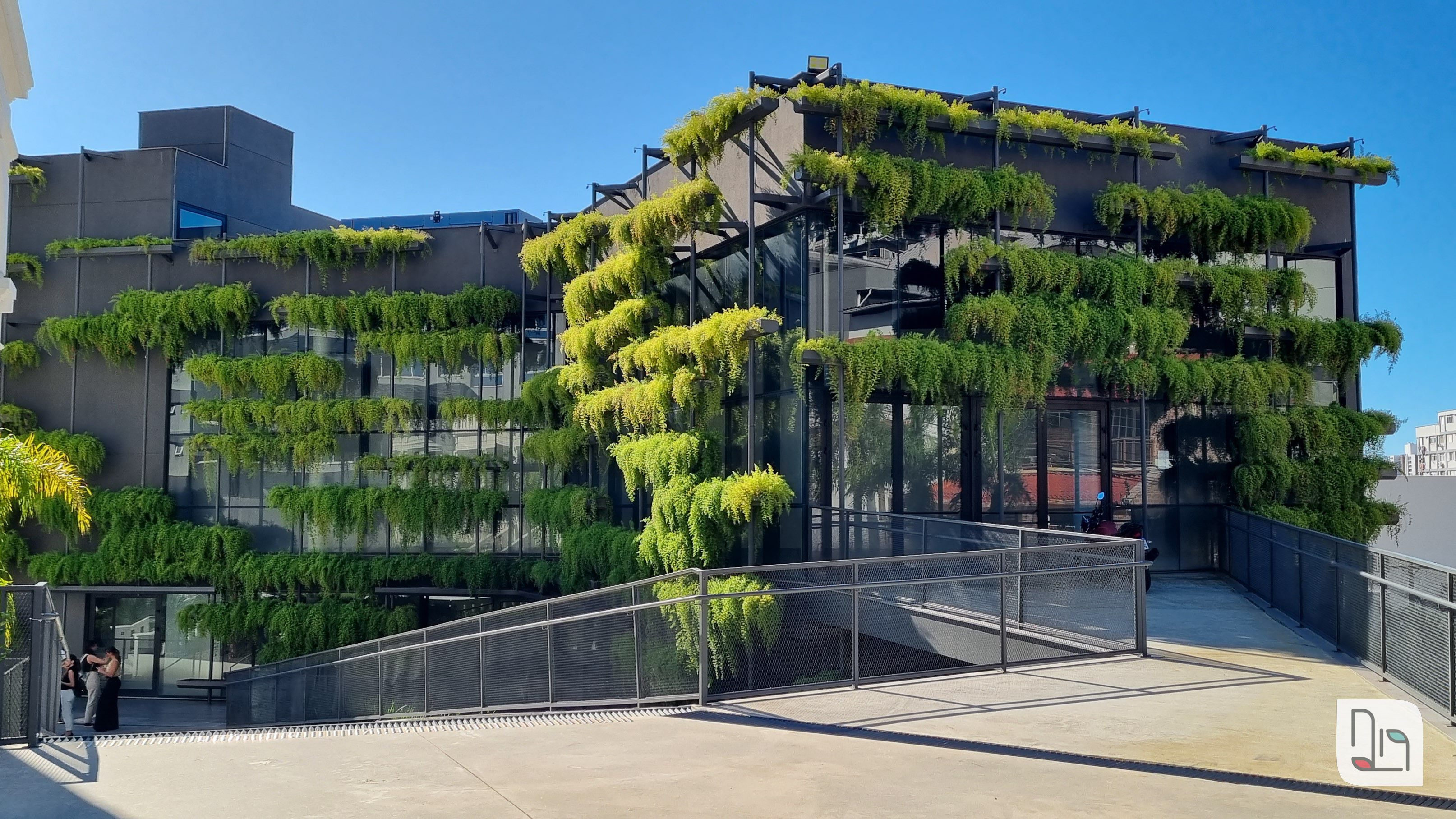 edificio com floreiras suspensas