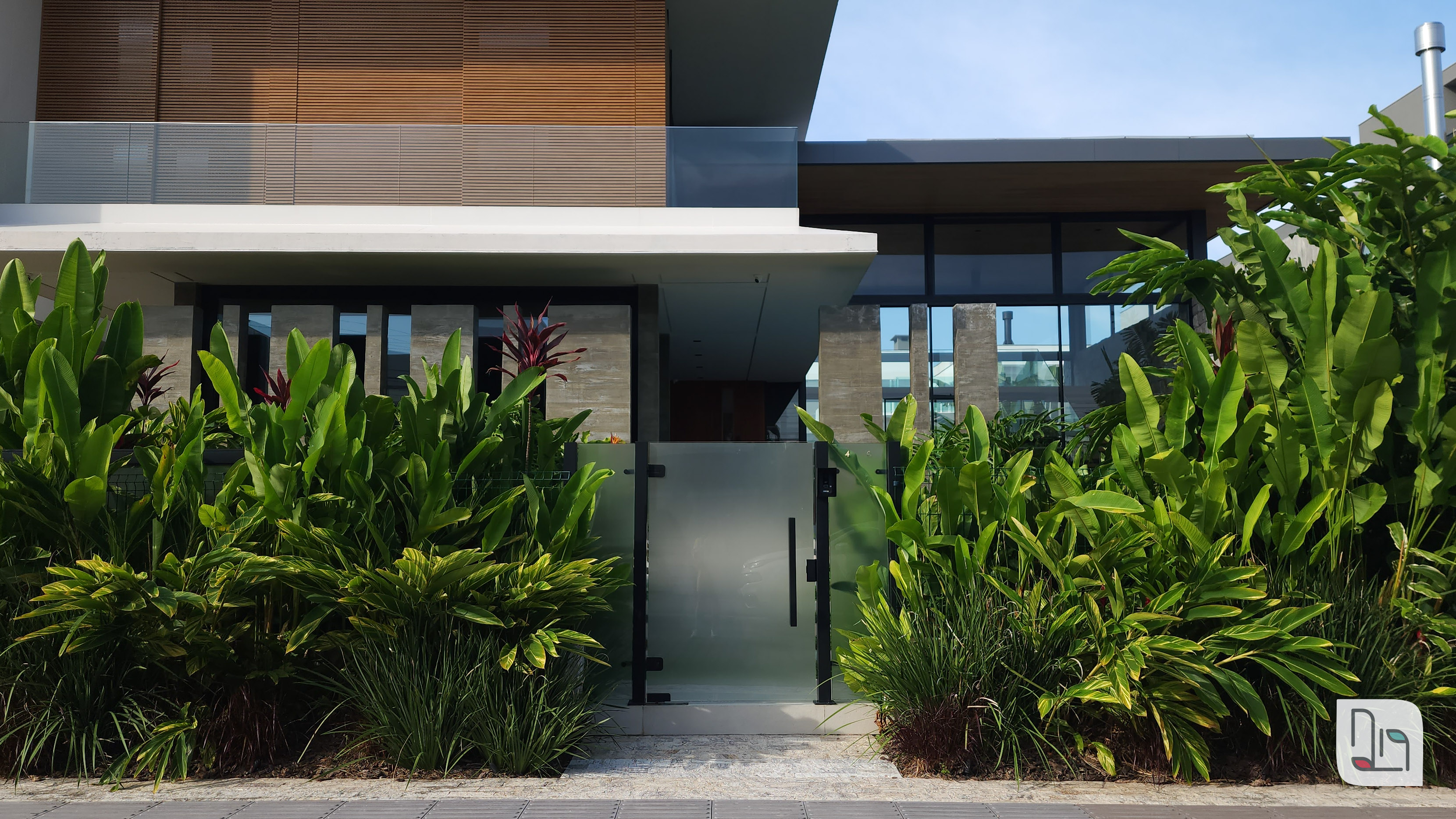 casa envidraçada com fechamento visual de vegetação