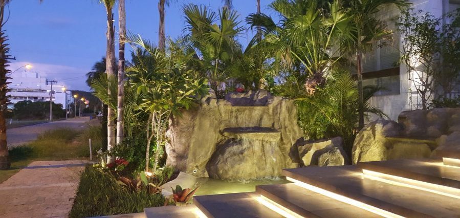 Como iluminar o paisagismo da sua residência com 7 tipos diferentes de luminárias